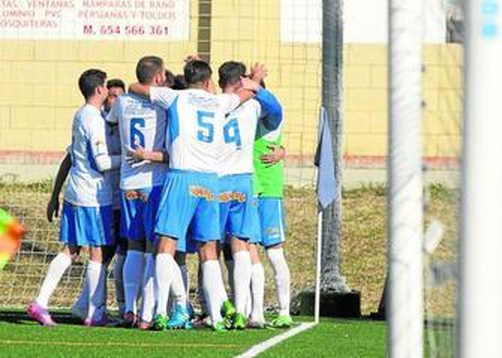 Los jugadores del Xerez celebran uno de sus ocho goles al Mazagón, récord histórico fuera de casa.