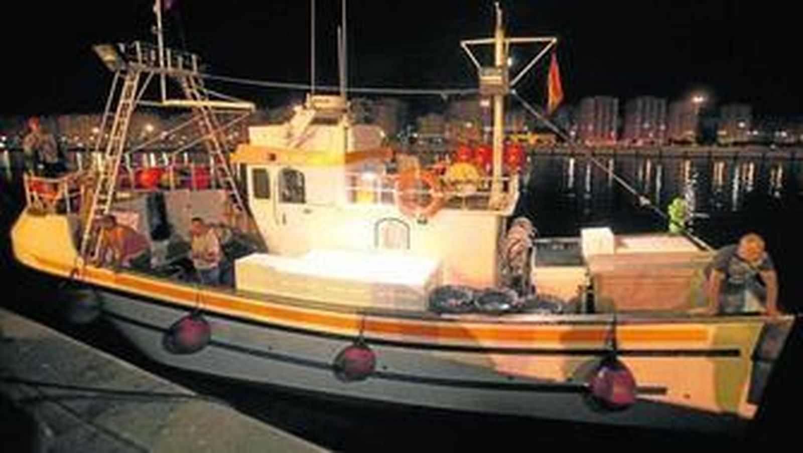 Un pesquero se dispone a partir desde el muelle de Algeciras.