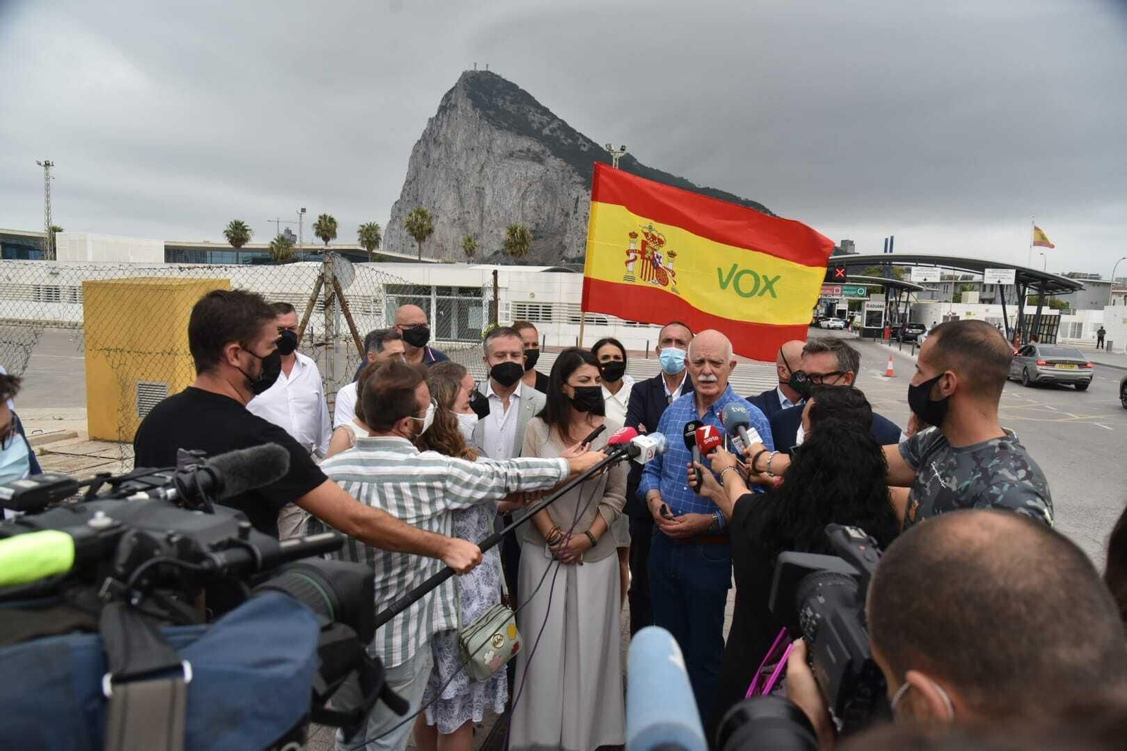 Responsables de Vox, junto a la Verja de Gibraltar.