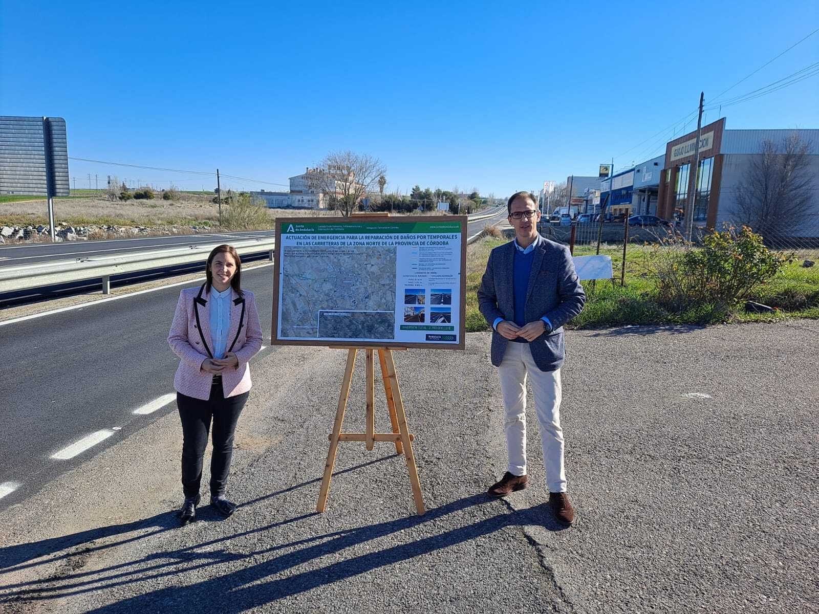 La delegada de Fomento, Cristina Casanueva, y el alcalde de Pozoblanco, Santiago Cabello, en una de las vías.