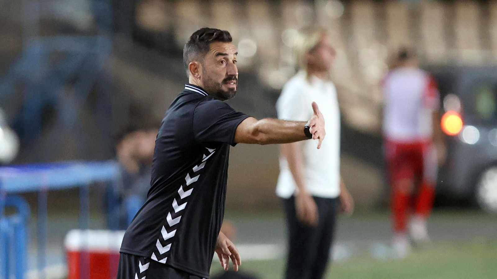 El técnico del Xerez DFC da instrucciones a sus jugadores durante el partido.