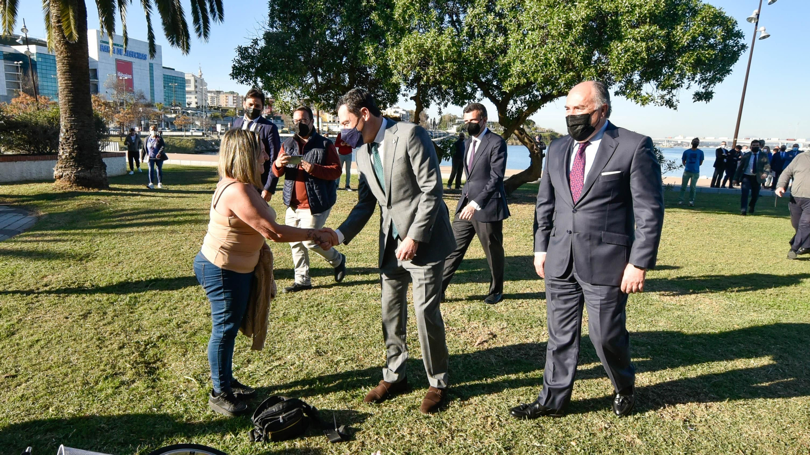 Las fotos del la visita de Juanma Moreno a las obras del Lago maritimo