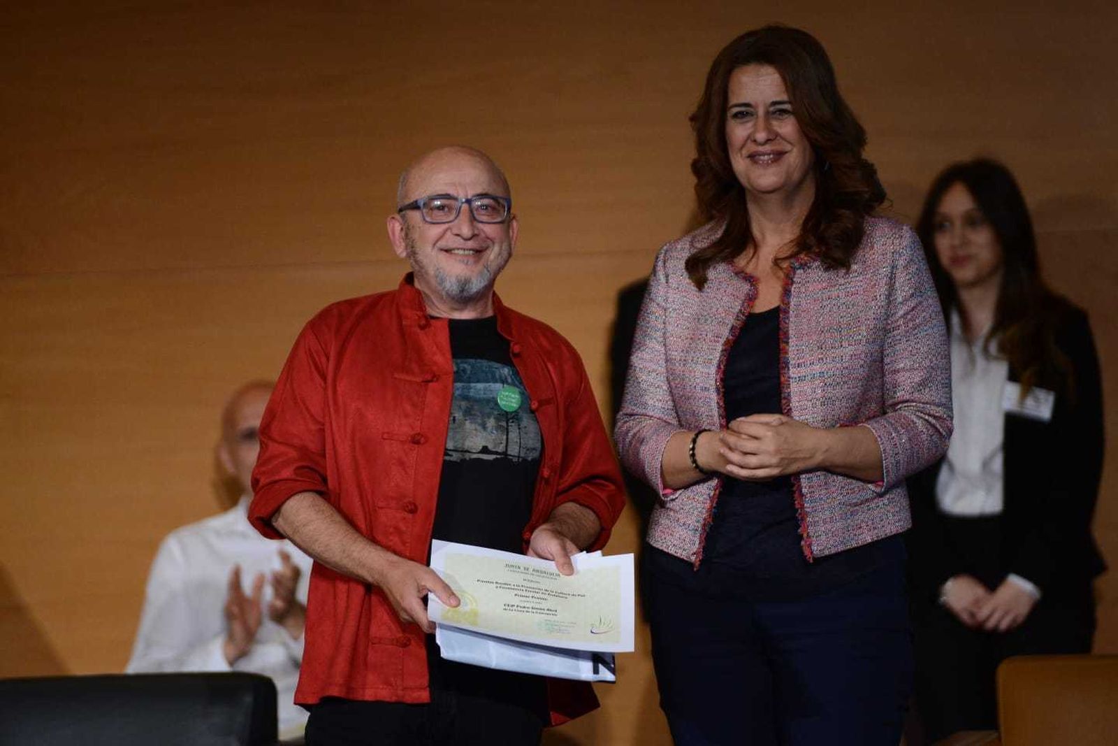 José Manuel Márquez, con el diploma acreditativo del Pedro Simón Abril, junto a Sonia Gaya.