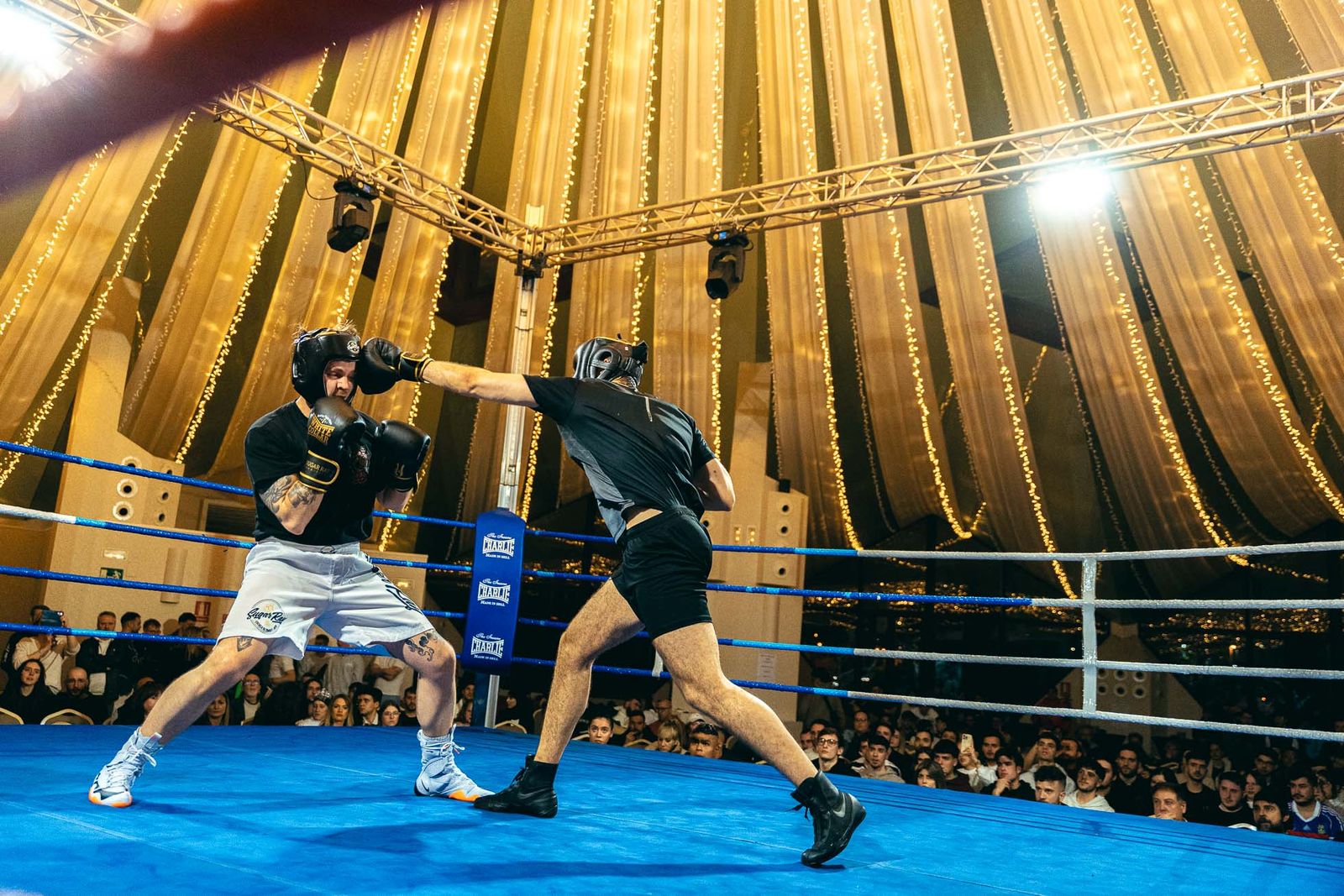 En imágenes: golpes solidarios en una impresionante White Collar Boxing