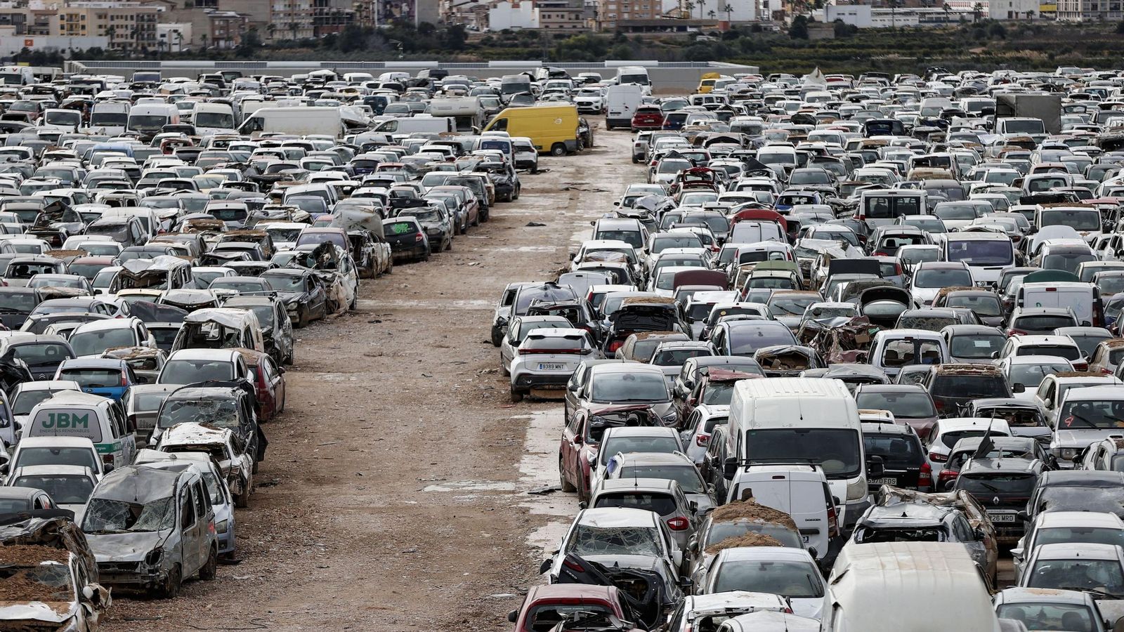 Vehículos afectados por la Dana de Valencia, almacenados para su achatarramiento