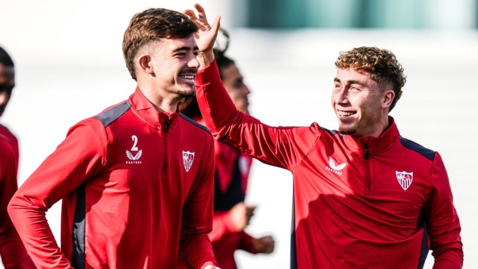 Darío Benavides bromea con Kike Salas, compañero desde las categorías inferiores.