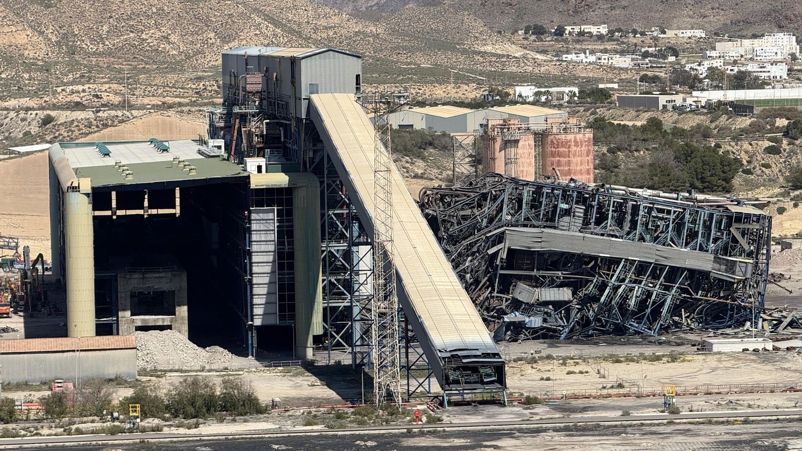 La caldera en horizontal una vez realizada la voladura