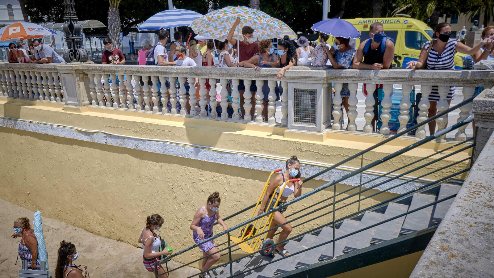 Imágenes inéditas en La Caleta con colas para entrar al completarse el aforo