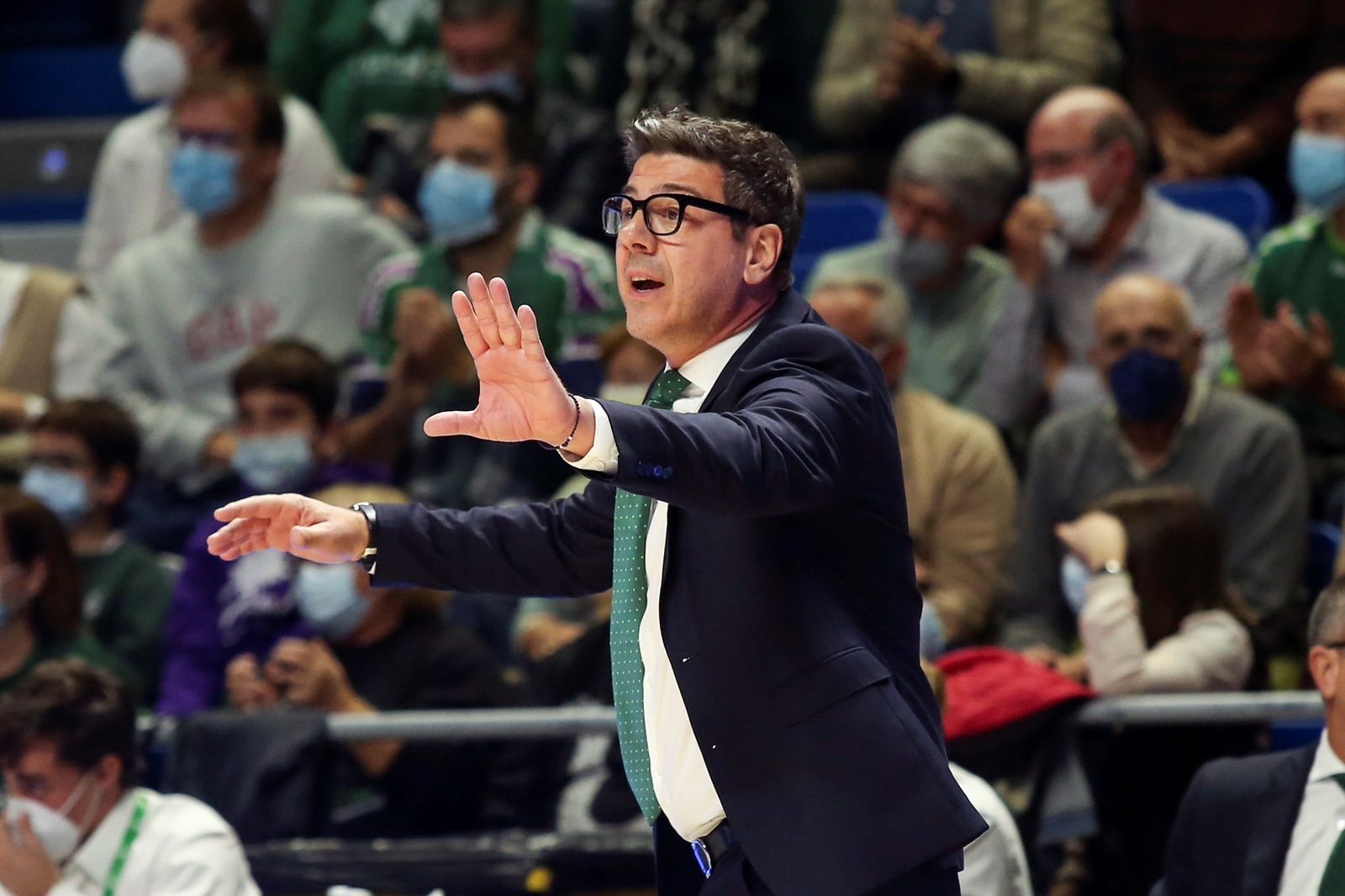 Fotis Katsikaris da indicaciones en su etapa como entrenador del Unicaja.