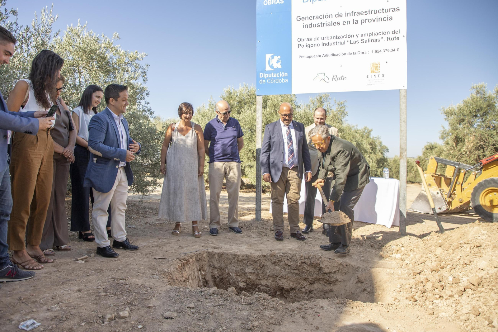 Dirigentes institucionales en el inicio de las obras.