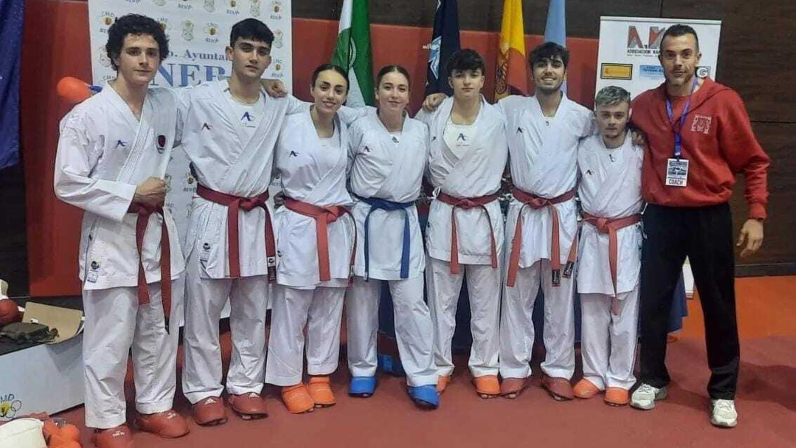 Los siete integrantes del Dakentai en Nerja, junto a su profesor Sergio Pérez.