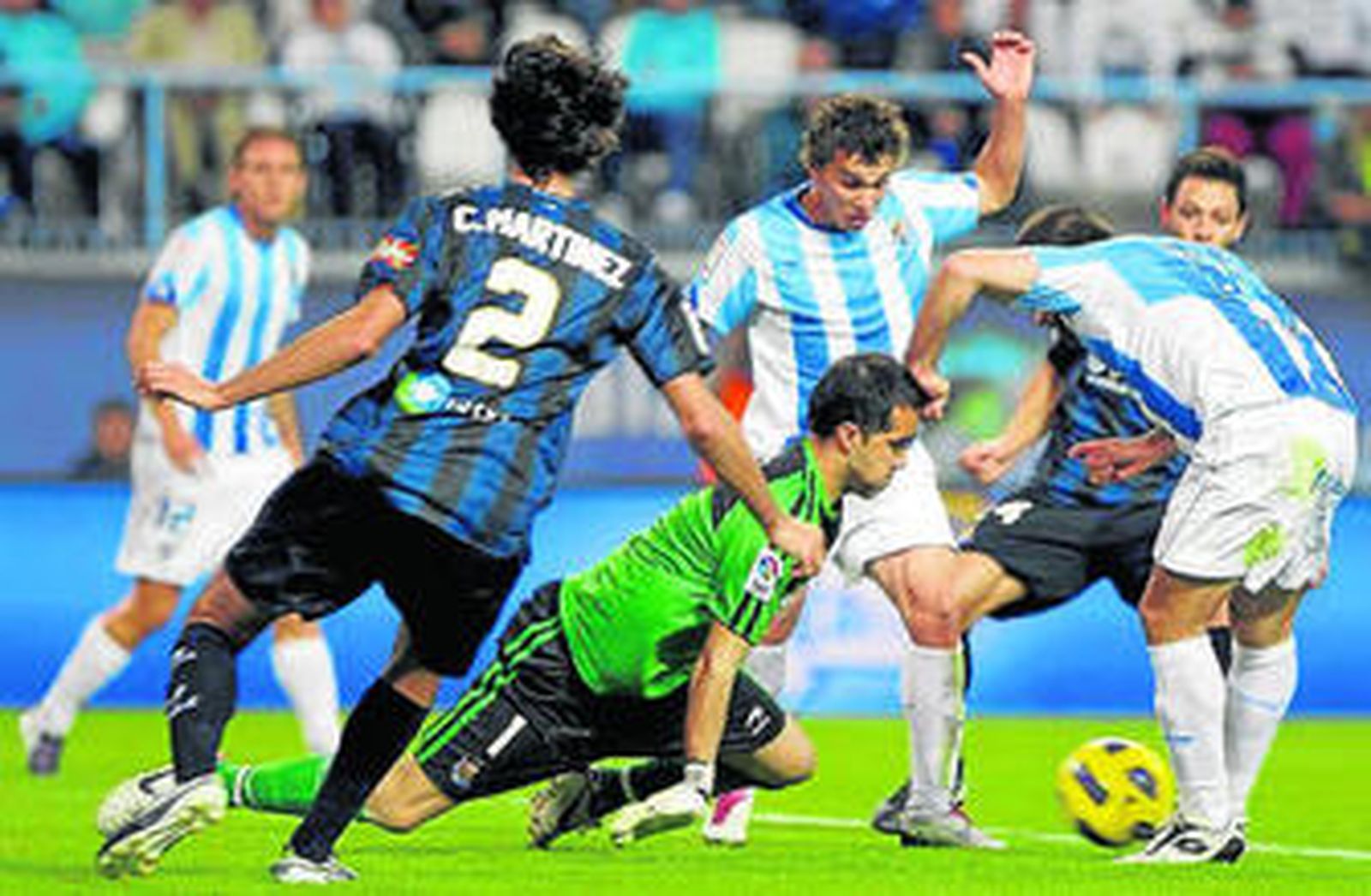 Bravo rechaza el remate de Staadsgaards tras un penalti fallado.