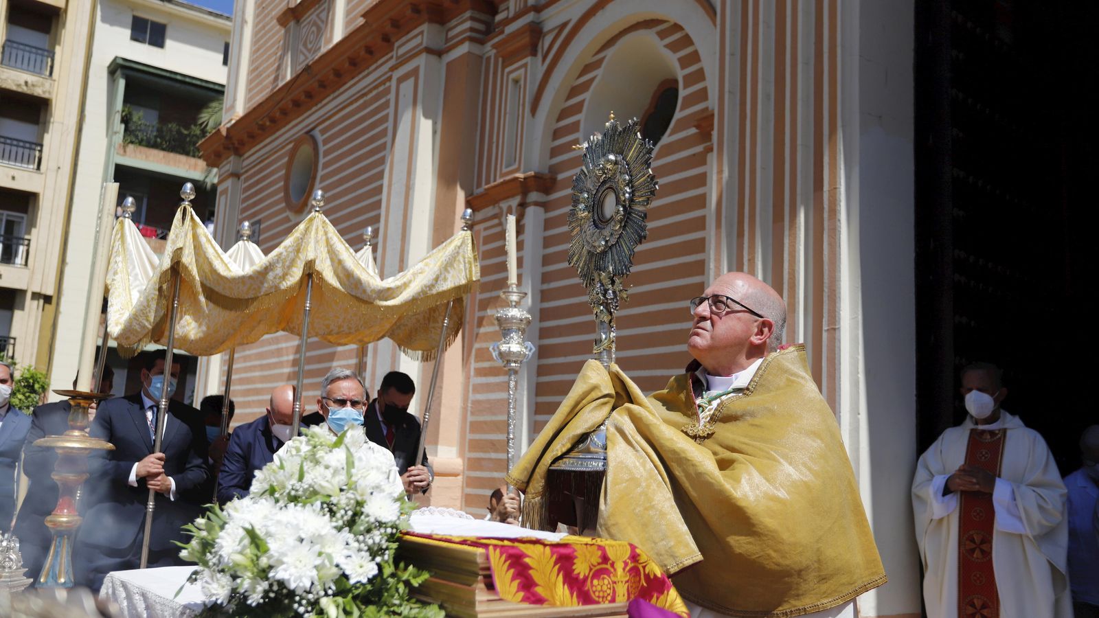 Bendición del obispo de Huelva a las puertas de la catedral.