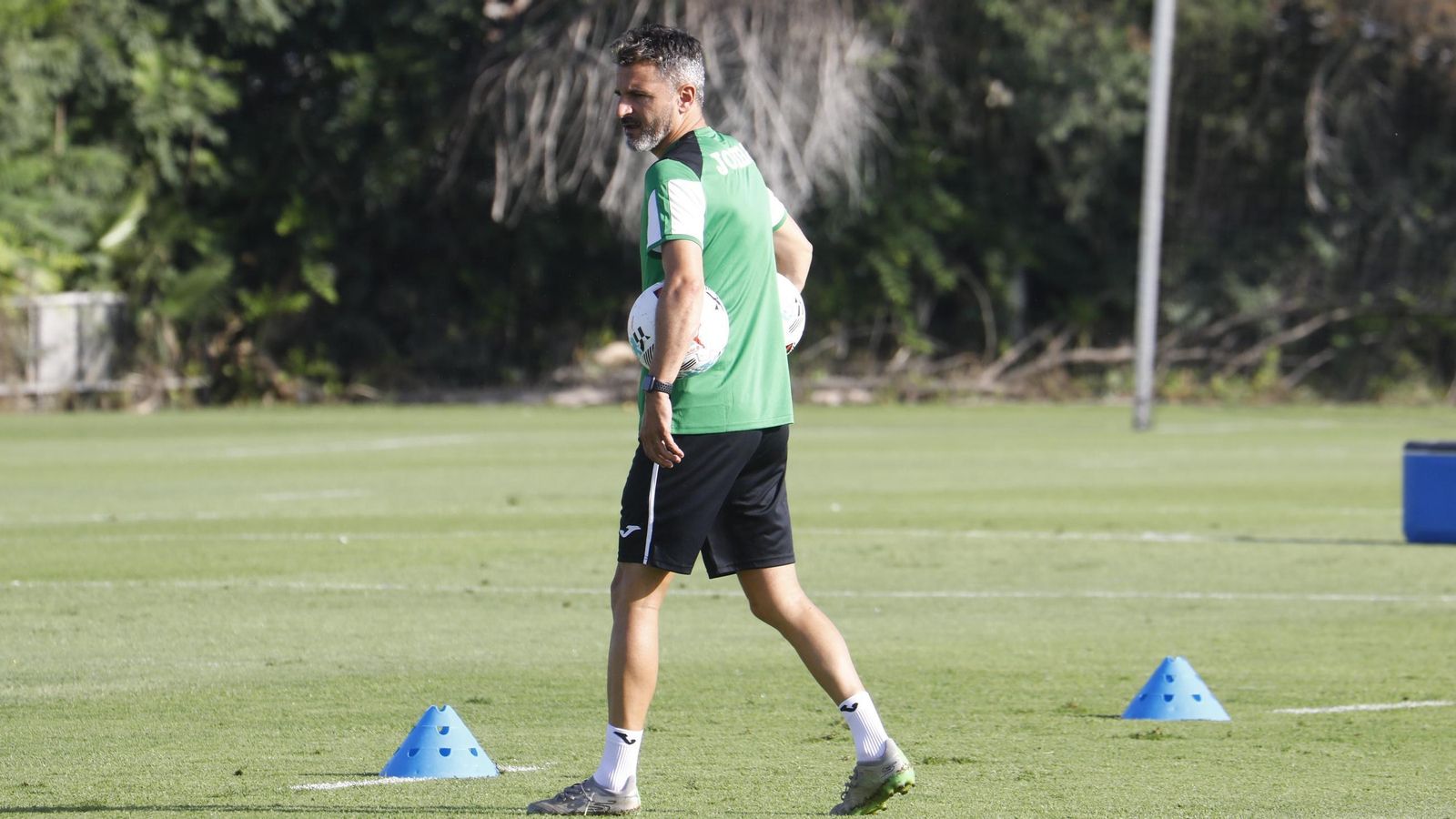 Iván Ania, entrenador del Córdoba CF, sigue de cerca el entrenamiento de sus jugadores.