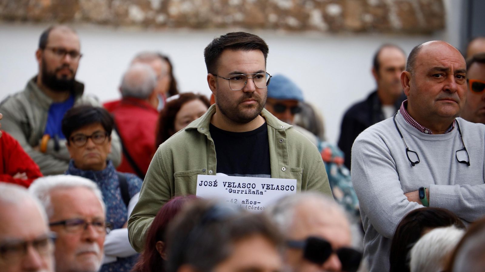 Juan Antonio Gómez Velasco sostiene un cartel de su bisabuelo. Juan Antonio Gómez Velasco sostiene un cartel de su bisabuelo.