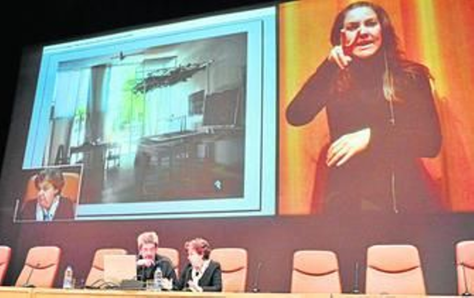 Carmen Laffón estuvo acompañada en su intervención en la Escuela de Ingenieros por el crítico Juan Bosco Díaz-Urmeneta.