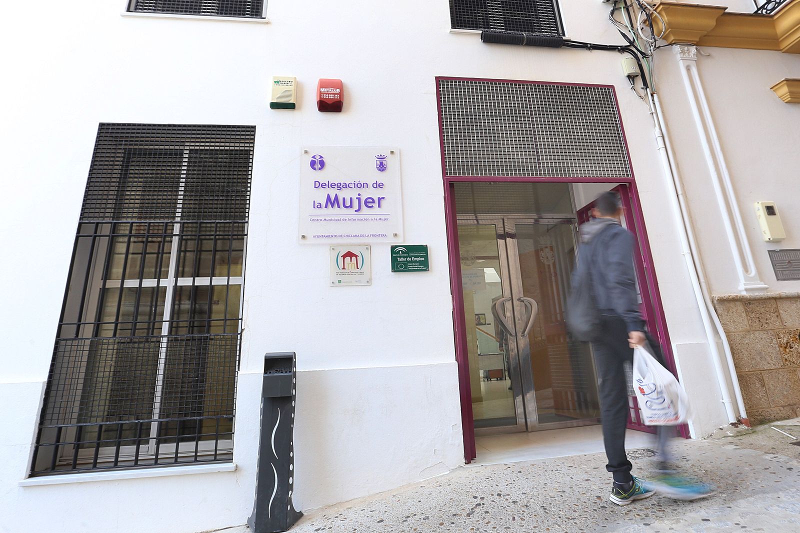 Entrada de las dependencias municipales de la Mujer en la calle La Rosa.