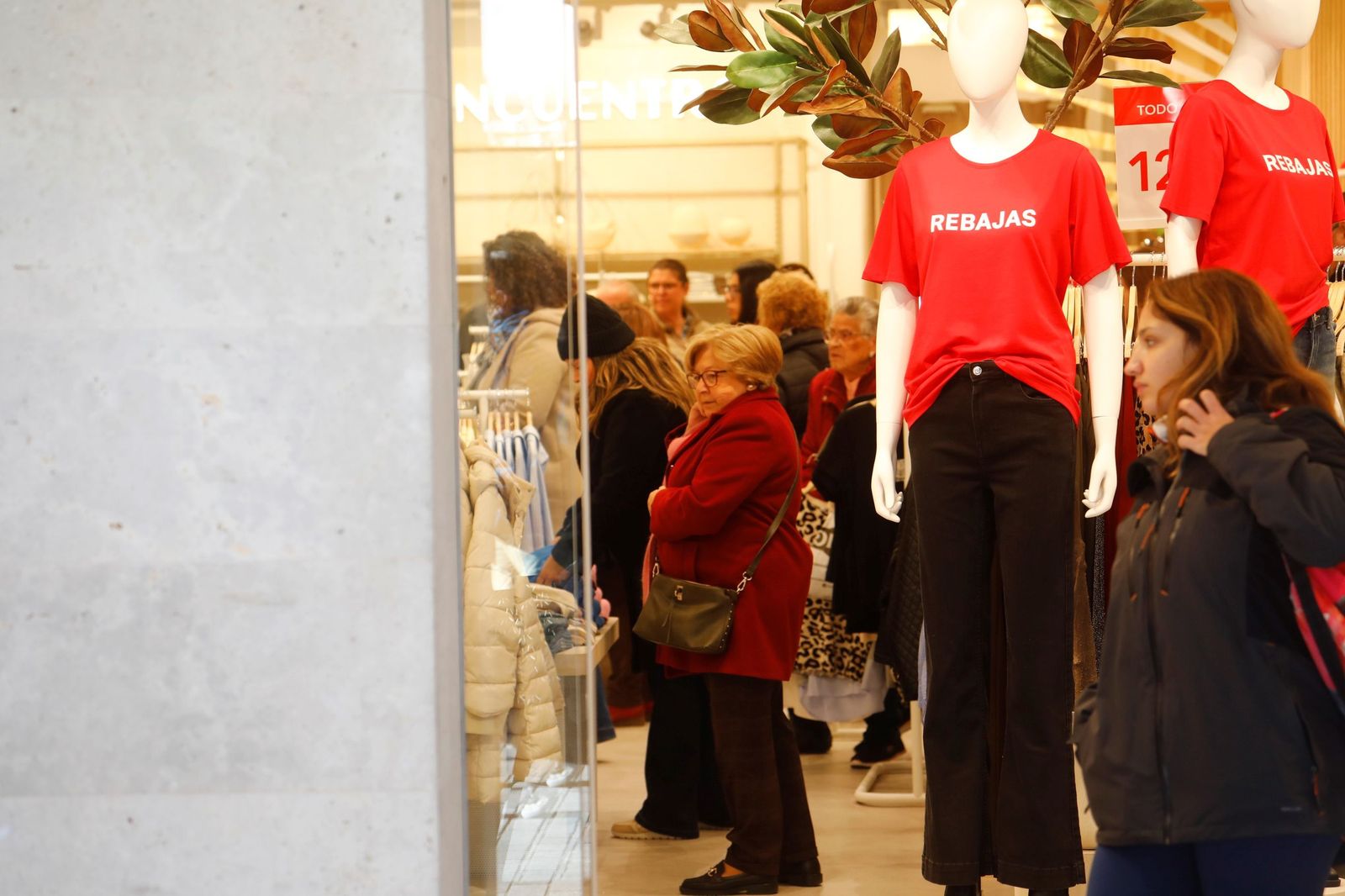 Los cordobeses se lanzan a por las rebajas de invierno, en imágenes