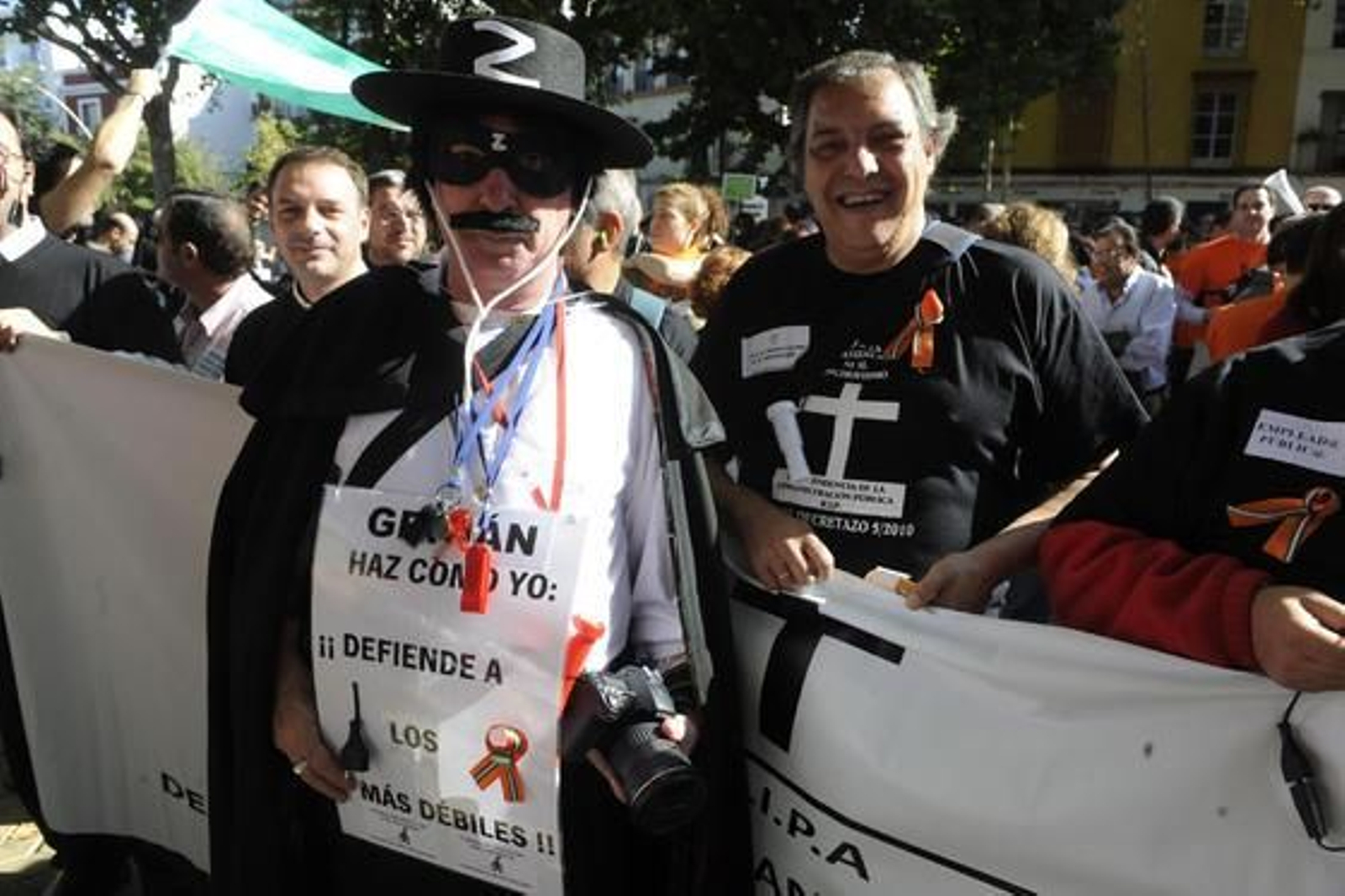 Miles de funcionarios se manifestaron desde la Alameda de Hércules hasta el Parlamento andaluz contra el decreto de la Junta bajo el lema 'Defiendo mi derecho y la gestión pública'.

Foto: Antonio Pizarro