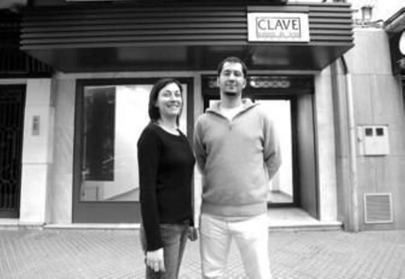 María Fernández y Guillermo Cañero, frente a la galería.