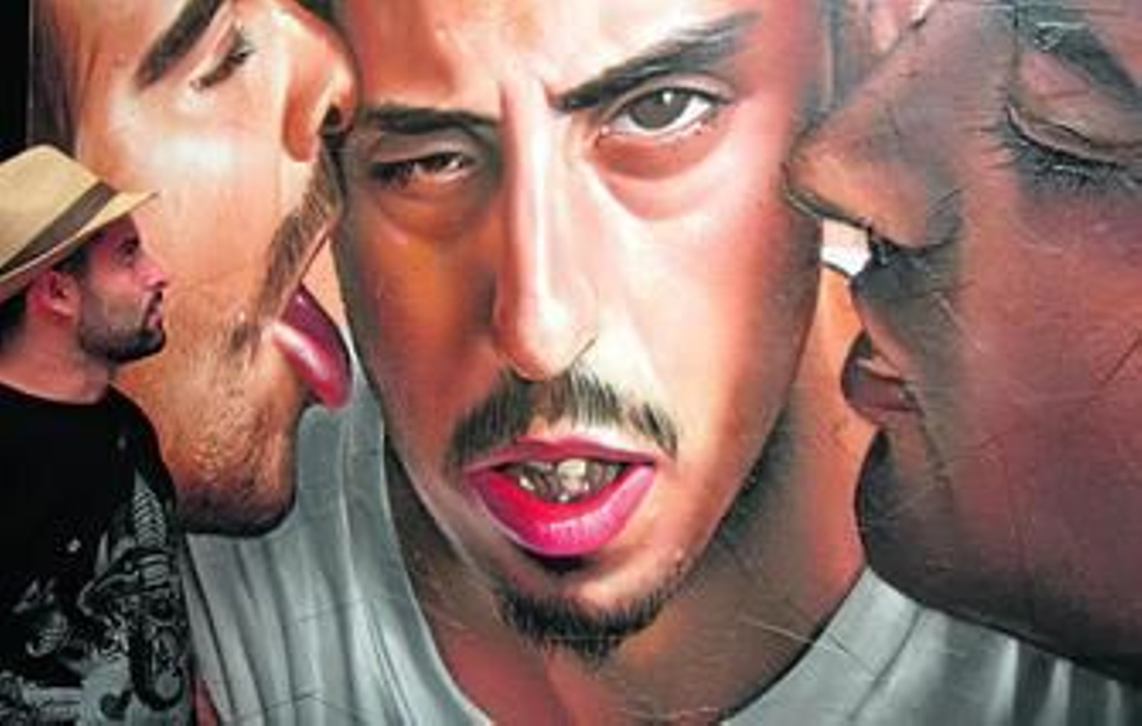 1 y 2. Poderosas imágenes y retorcidas figuras escultóricas se dan la mano en la exposición.3. Algunos de los artistas junto a la concejal de Juventud, María Francés. 4. Una monja amordazada con un libro en llamas entre las manos, otro impacto visual.