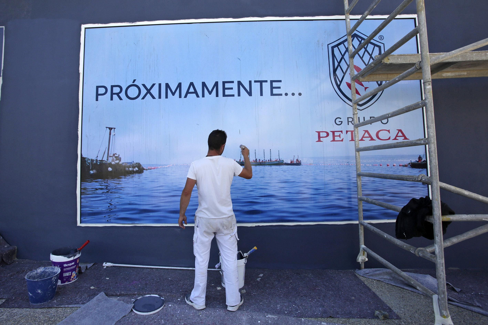 Un pintor ultima los trabajos del gran establecimiento que Petaca abrirá este verano en Conil.