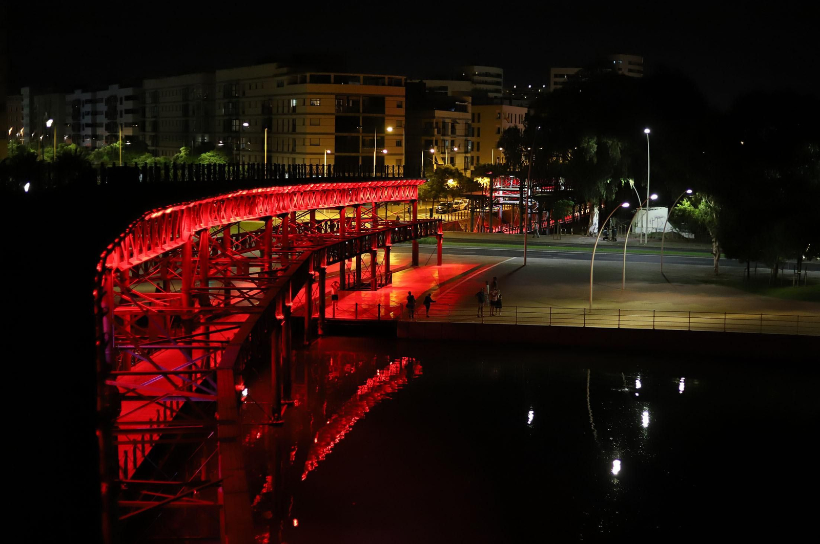 El muelle de mineral de la compañía Riotinto se engalana con los colores de España para celebrar el día de la Hispanidad, en imágenes