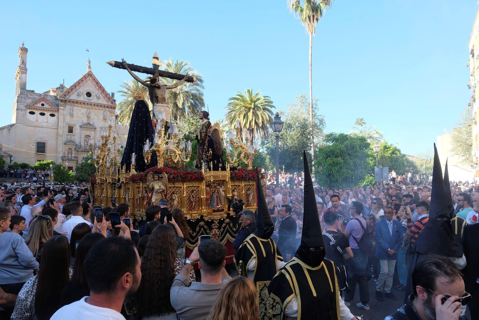 Jueves Santo en Córdoba: la procesión del Cristo de Gracia, en imágenes