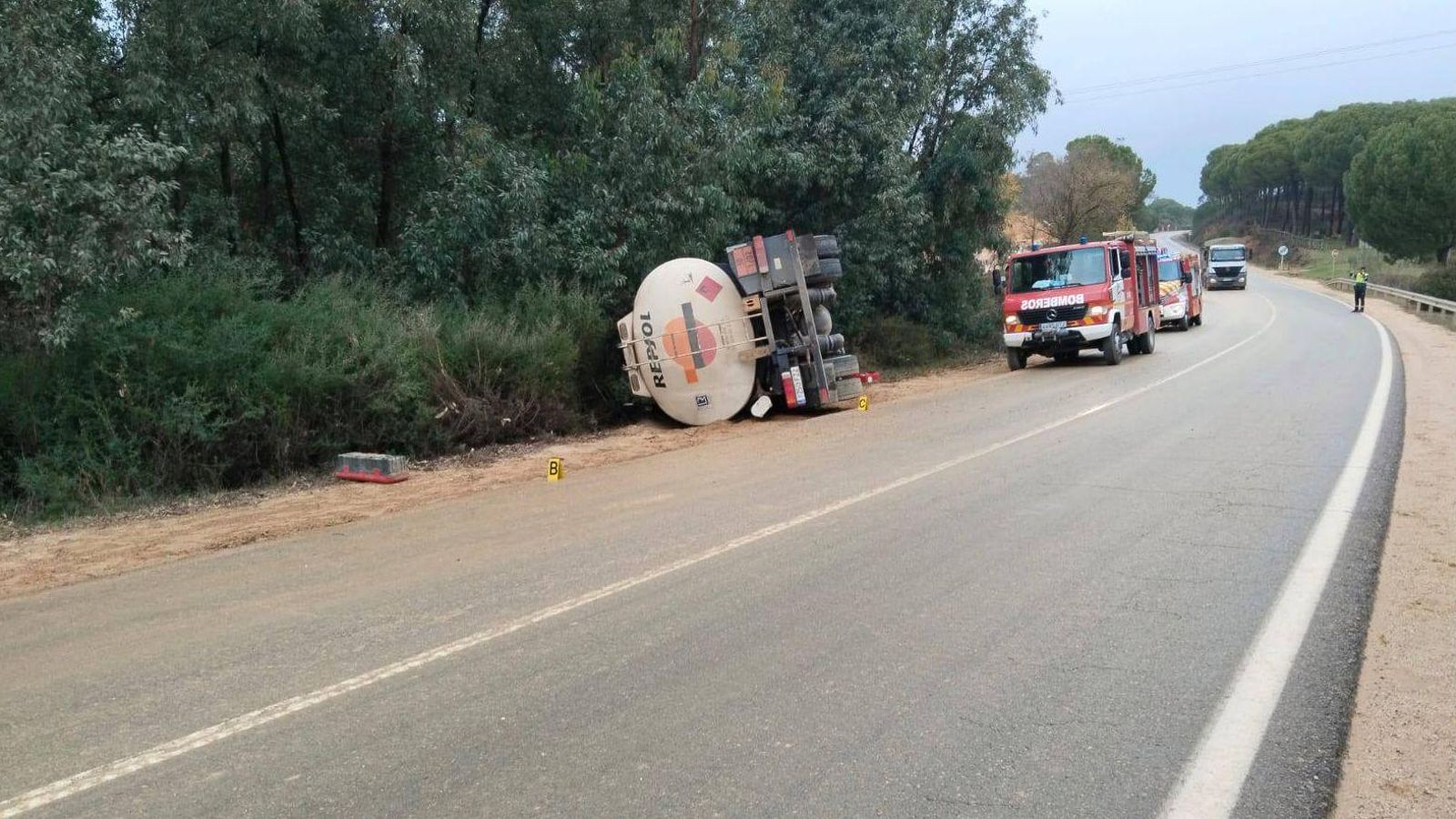 Cuerpo de bomberos en el lugar del siniestro del camión cisterna.