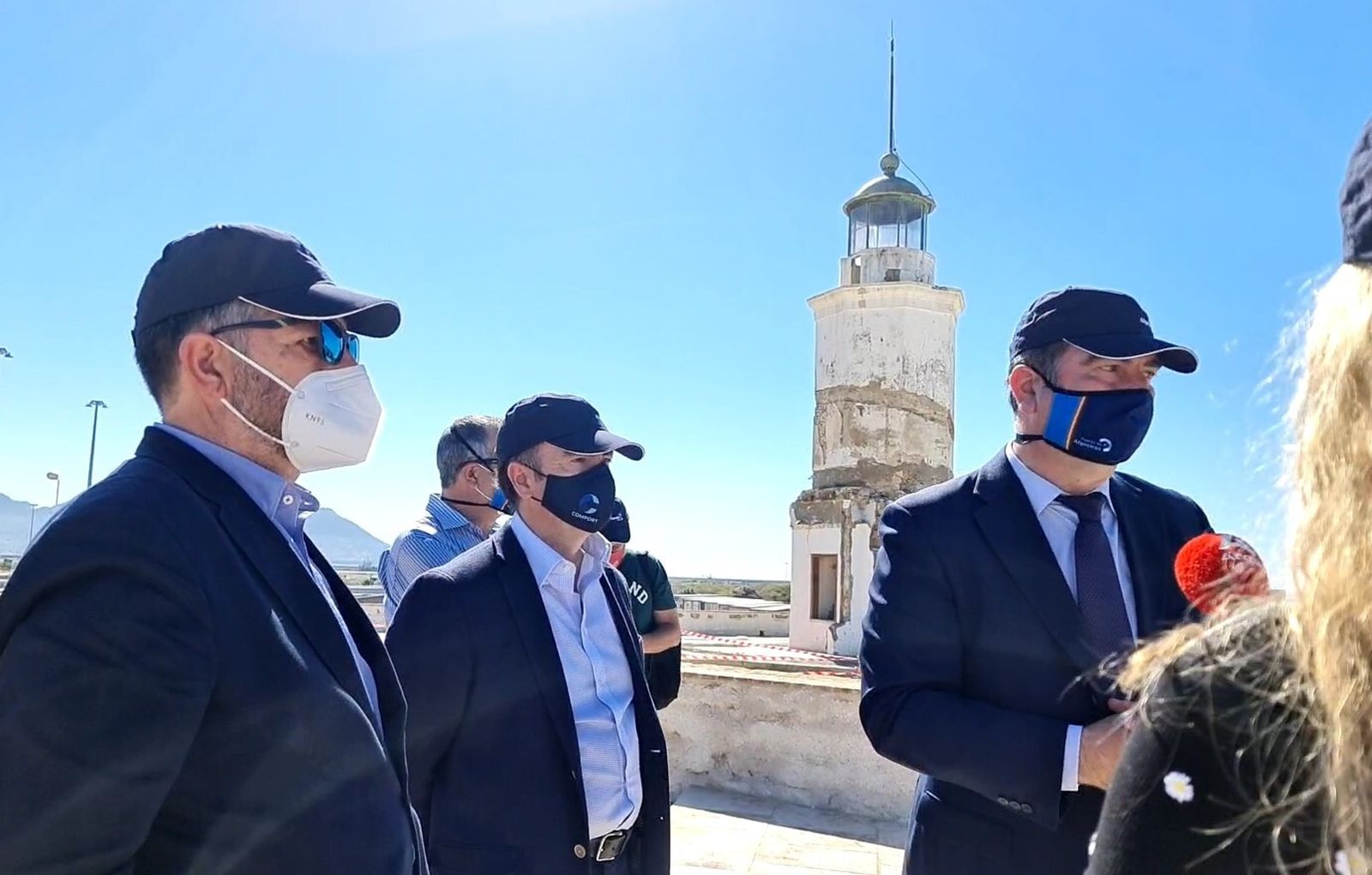 Gerardo Landaluce, en el centro, en la visita llevada a cabo este miércoles al fuerte de Isla Verde.