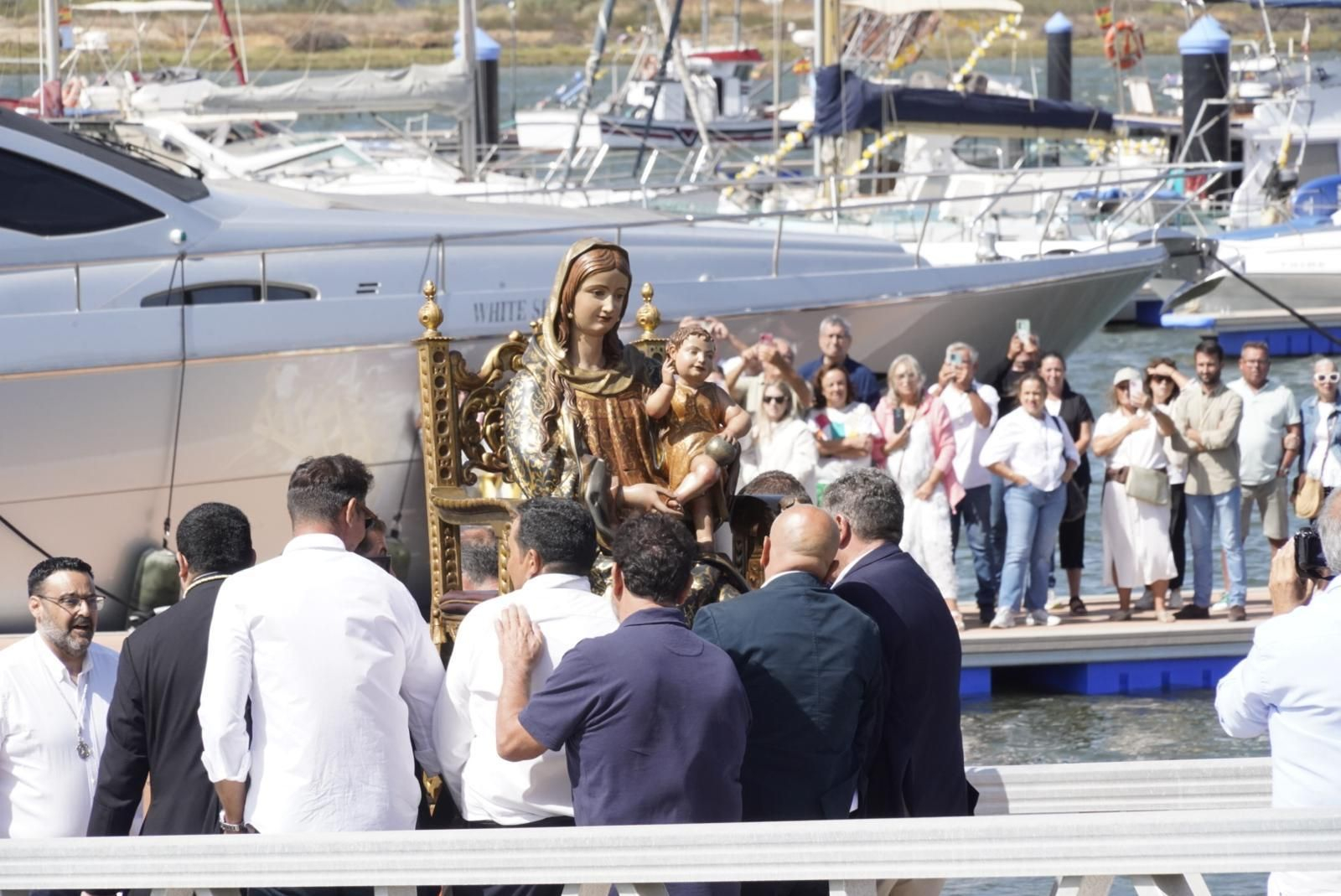 Imágenes del traslado de la Virgen de La Bella hasta el Muelle de Levante este domingo