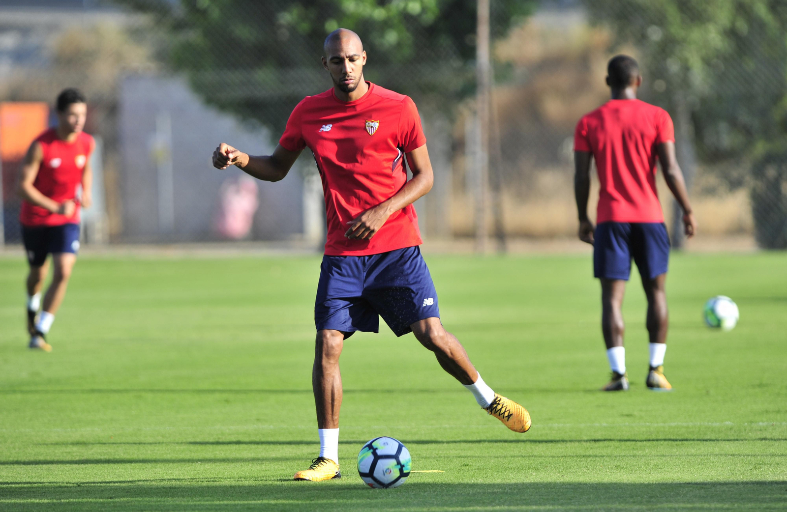 N'Zonzi golpea el balón durante la última sesión de la semana.