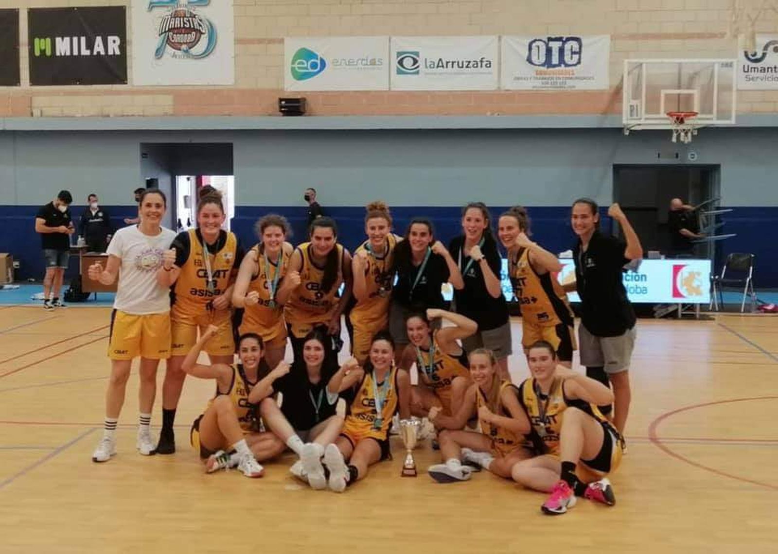 Las jugadoras del Asisa Alhaurín de la Torre celebran la victoria.