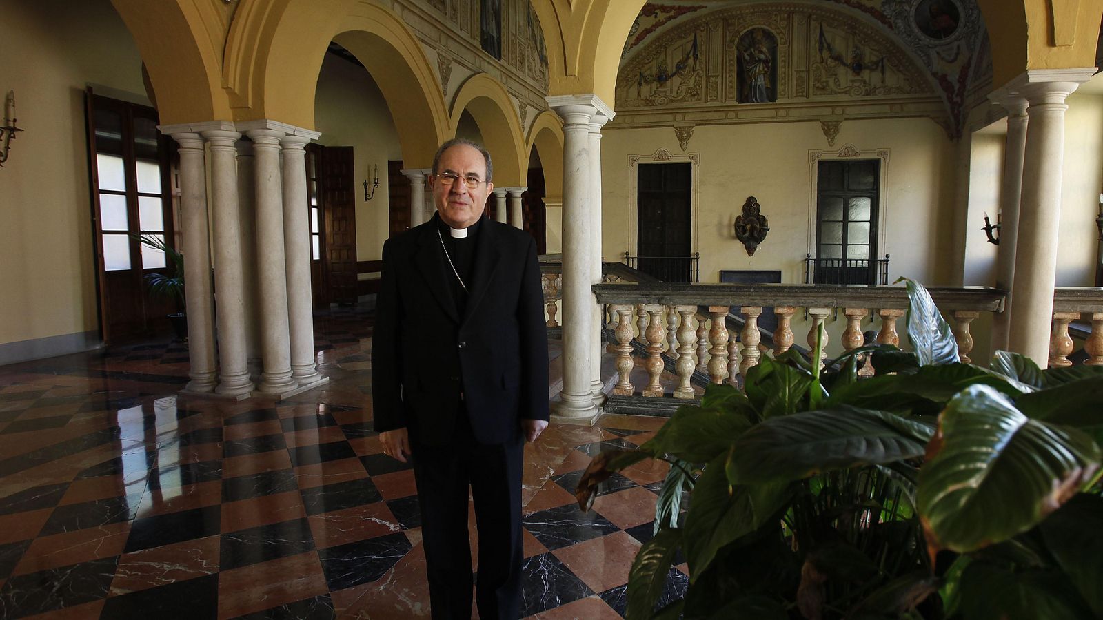 Monseñor Asenjo en las dependencias del Palacio Arzobispal.