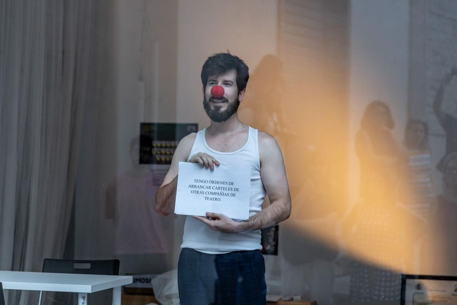 El escaparate que denunció la precariedad cultural: así fue la protesta artística de Manuel Sutil