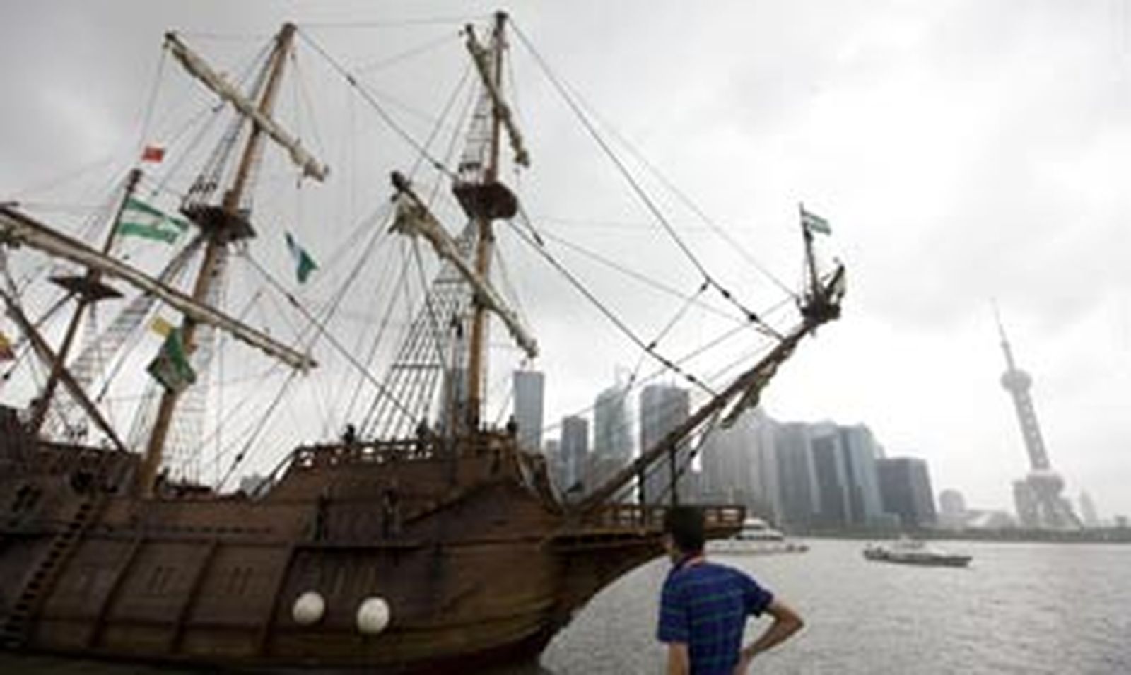 El galeón 'Andalucía' atraca entre rascacielos de Shanghai