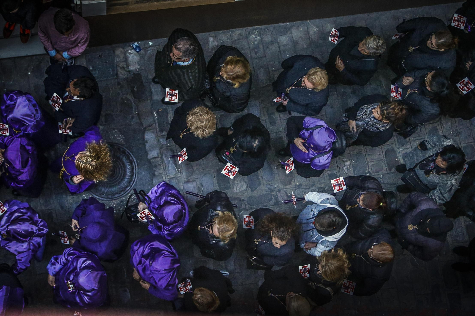 Una sección de la penitencia que va tras el Nazareno de Santa María.