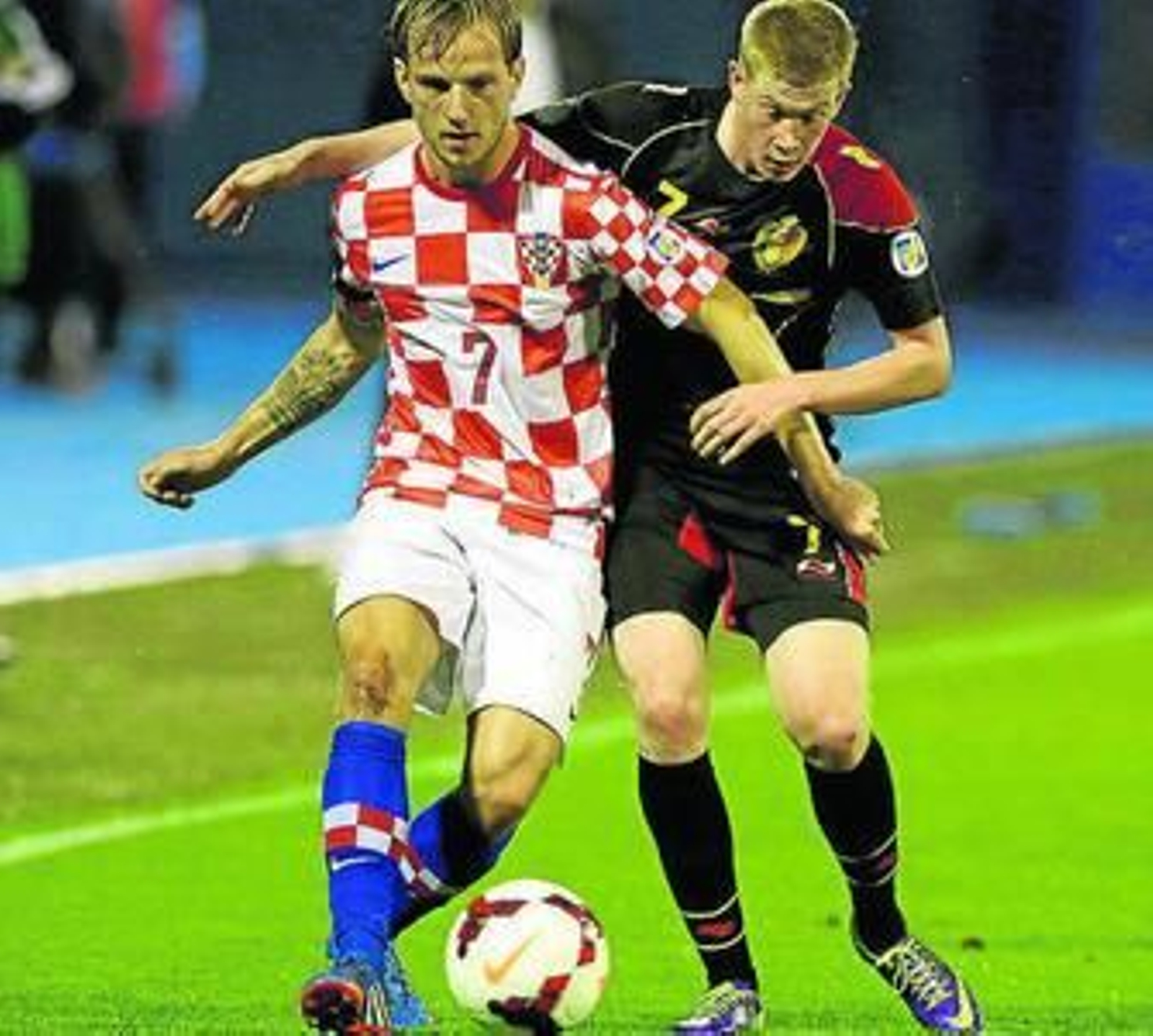 Rakitic y De Bruyne, en el Croacia-Bélgica de ayer (1-2).