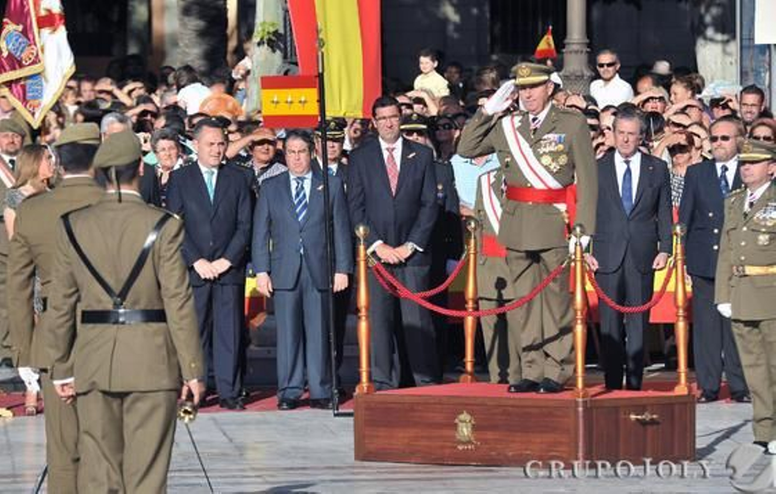 Las imágenes de la jura de bandera y el desfile militar del Día de San Fernando