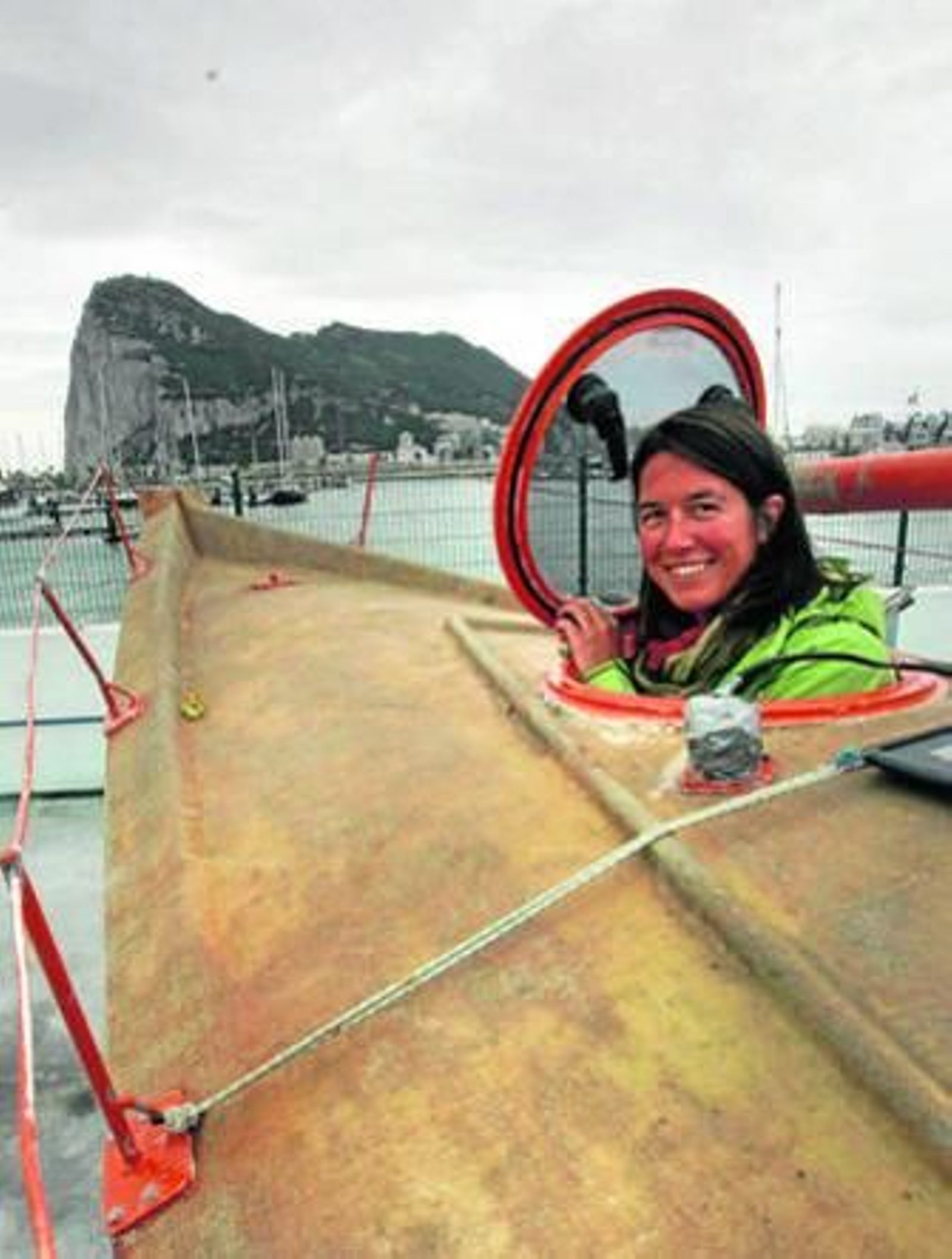 Capucine Trochet asoma por una de las escotillas del 'Tara Tari', en seco en el puerto de Alcaidesa.