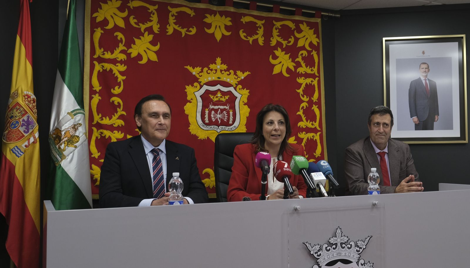 El consejero de Educación, la alcaldesa de Ronda y el vicerrector de la Uma en rueda de prensa.