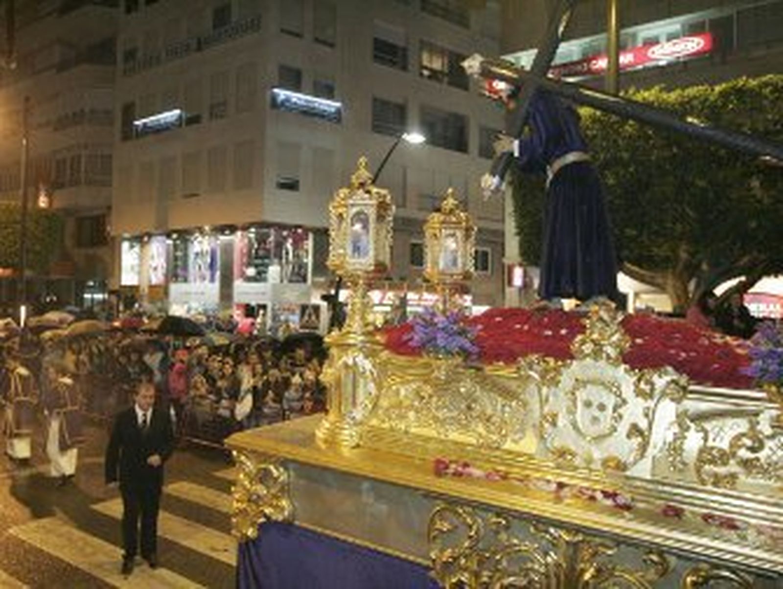 Un aguacero obliga a encerrar los tres pasos en la iglesia de San Pedro