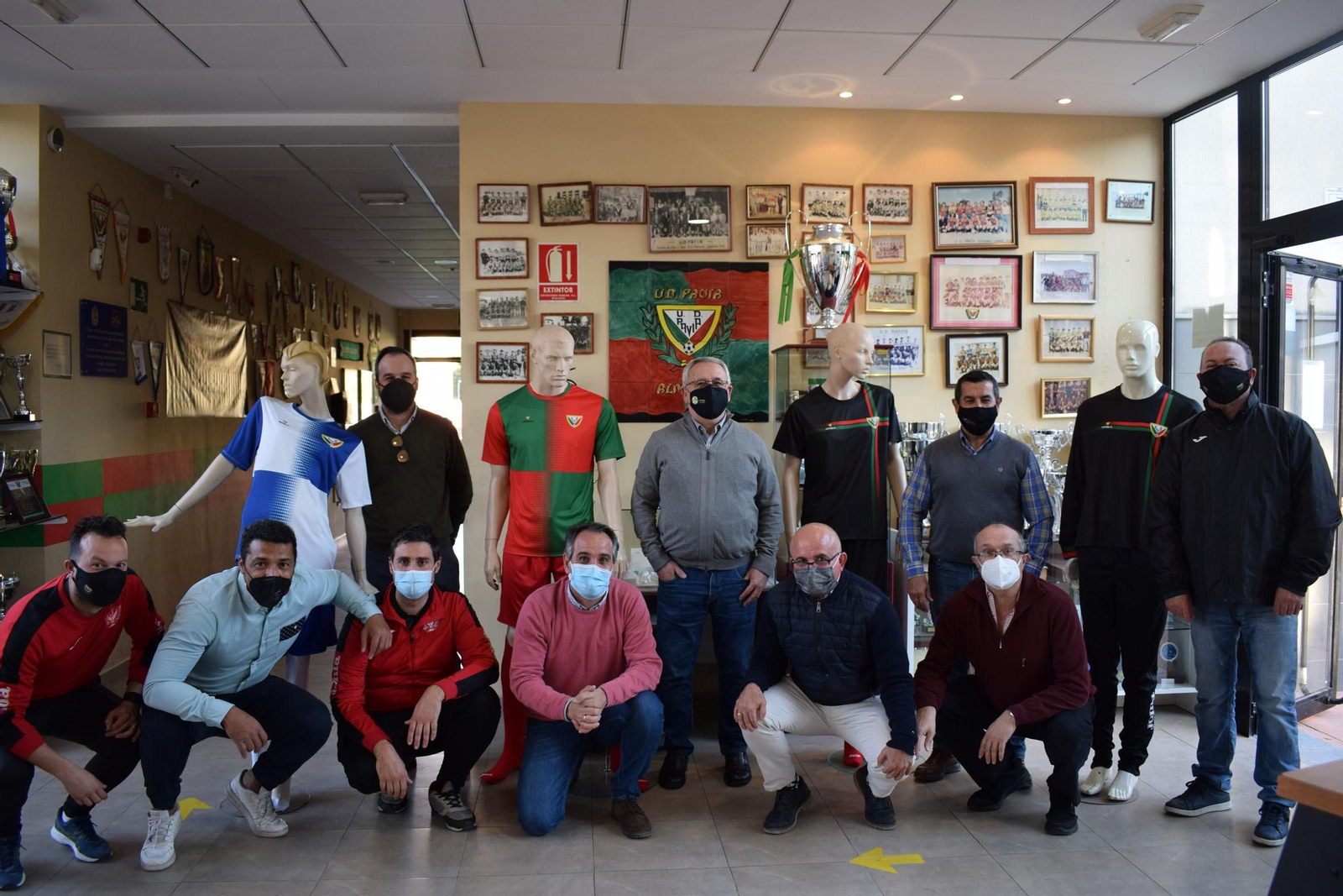 El concejal de Deportes, Juanjo Segura, con la directiva del Pavía y las nuevas equipaciones