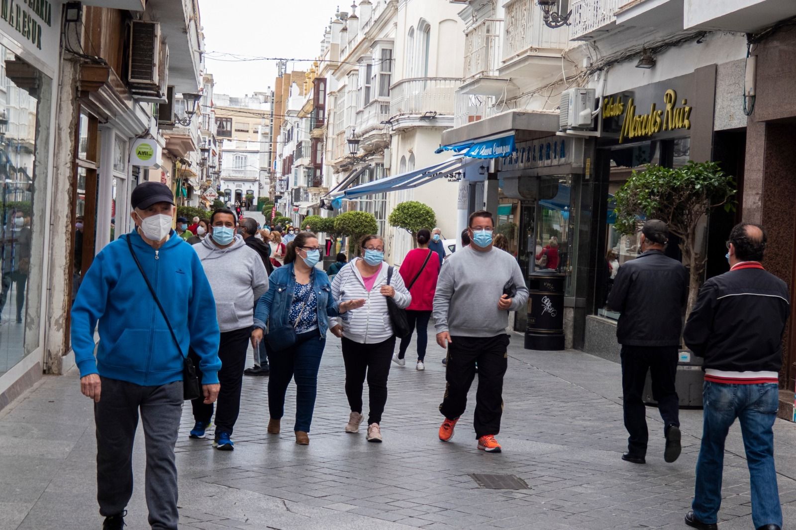 Ciudadanos por una de las calles comerciales de San Fernando.