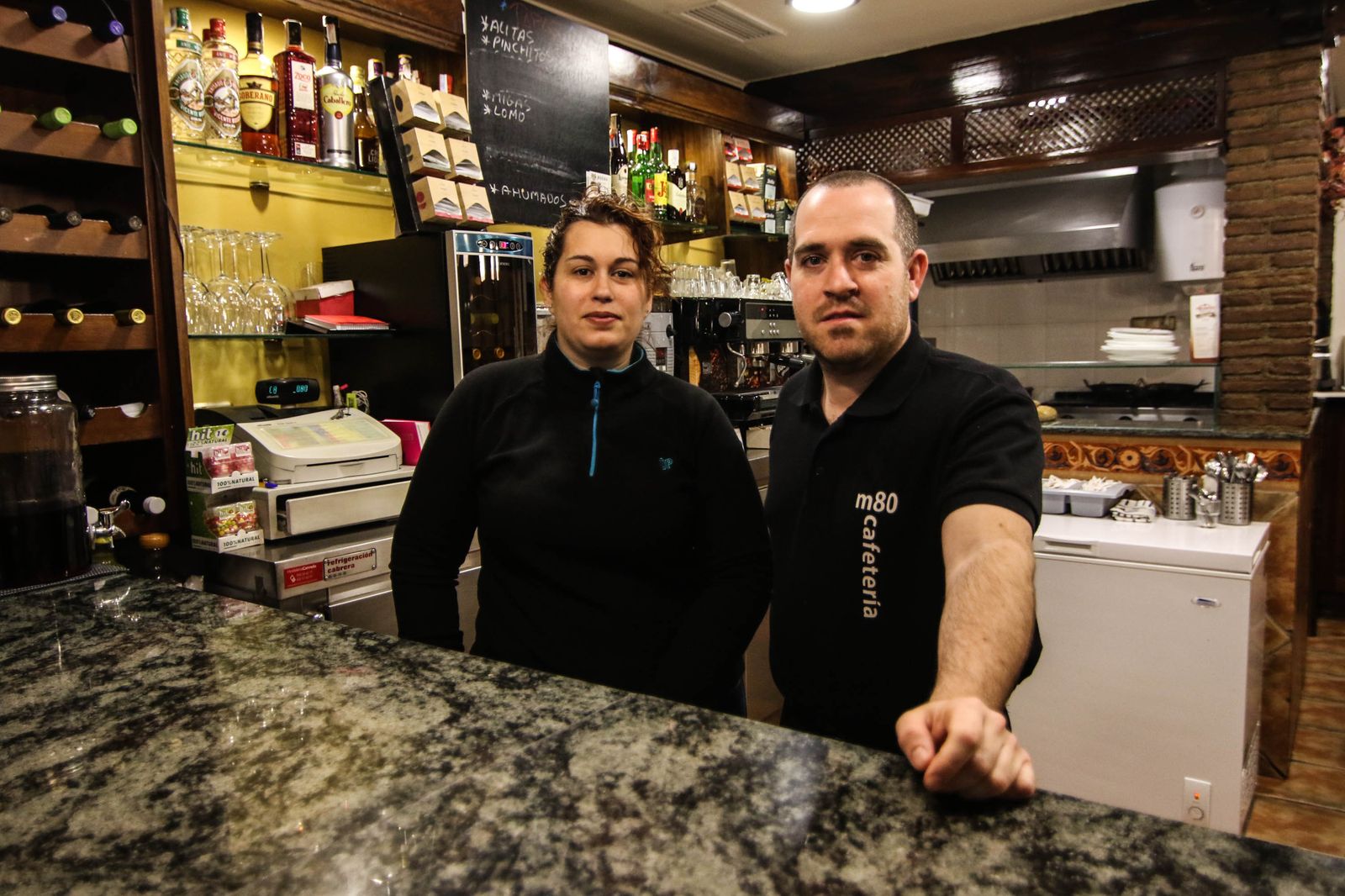 Yolanda Sánchez, propietaria del bar, y Salvador Salvatierra tras la barra del M80.