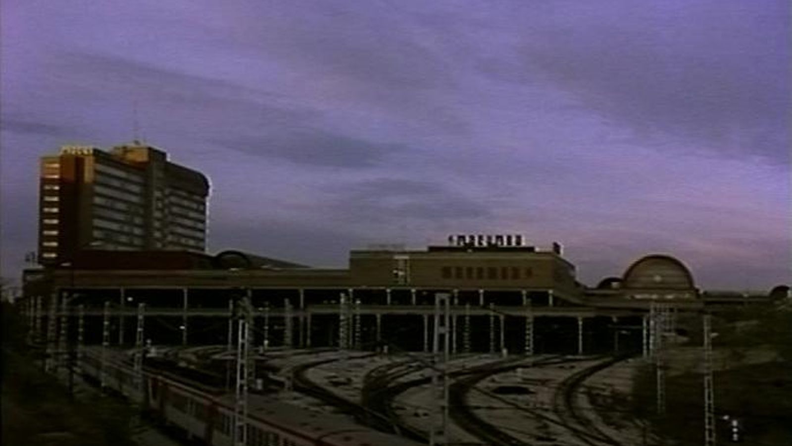 "La noche cae verdaderamente cuando apagamos la luz de nuestros televisores".