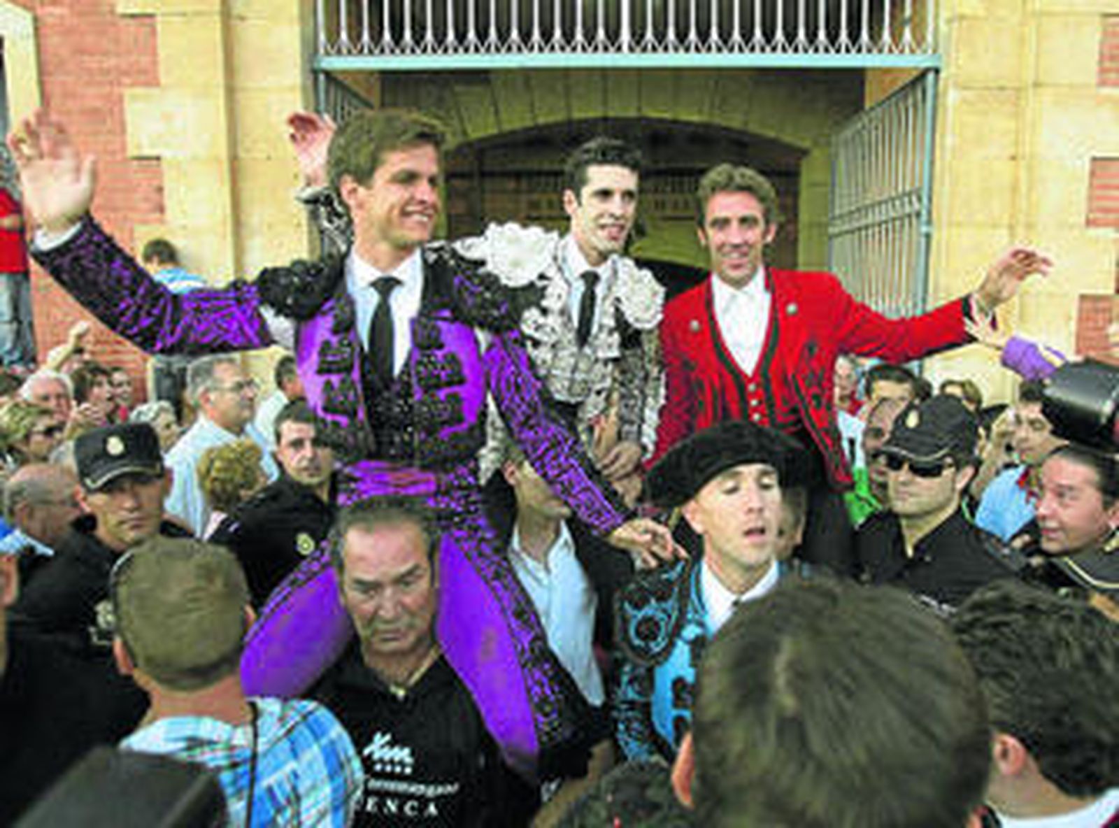 El Juli, Talavante y Hermoso de Mendoza salen en hombros de la plaza de toros de Salamanca.