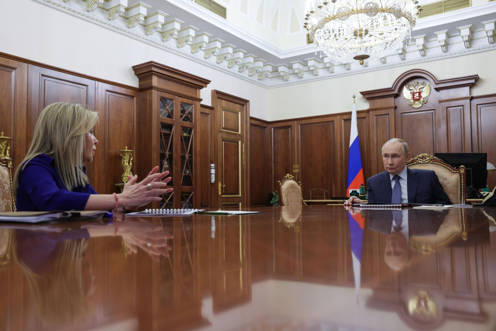 El presidente ruso, Vladimir Putin, se reúne con la jefa del servicio federal de supervisión de recursos naturales, Svetlana Radionova.