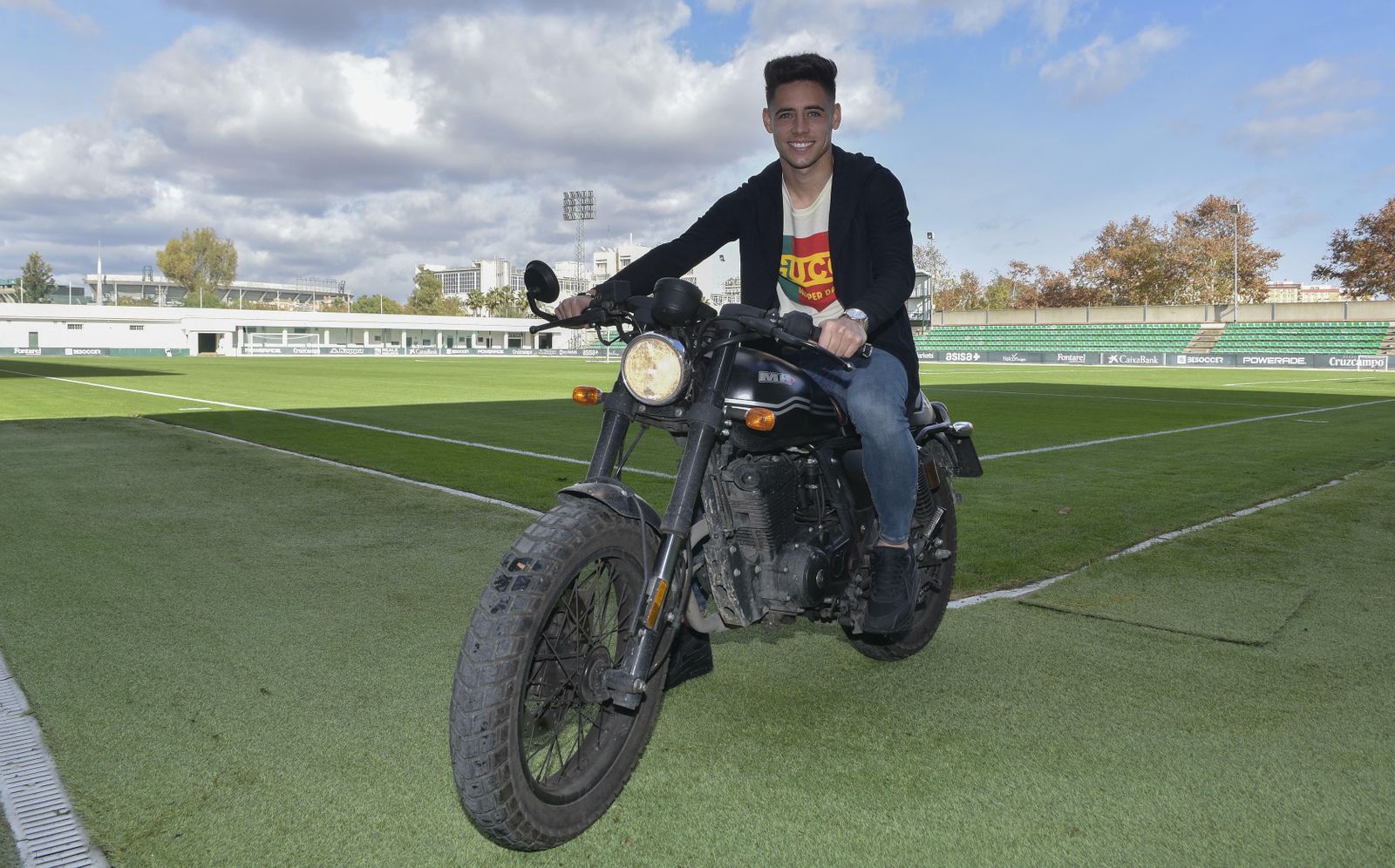 Álex Moreno posa subido en una moto en la ciudad deportiva.