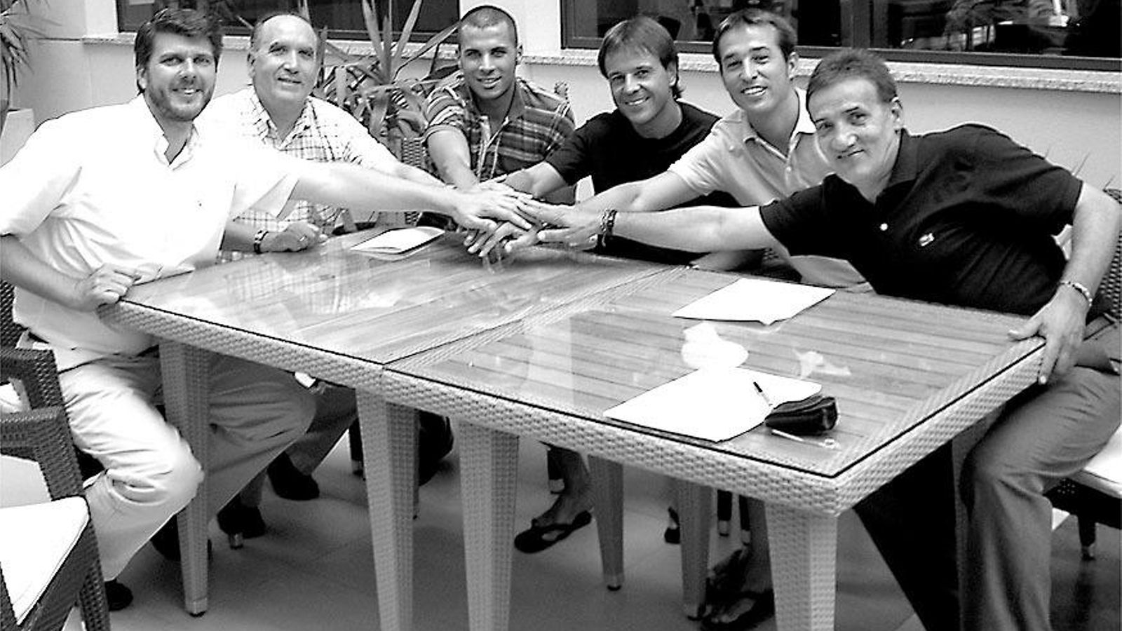 Tete y Crispi firmando en 2008 su primer contrato como jugador de UMA Antequera.